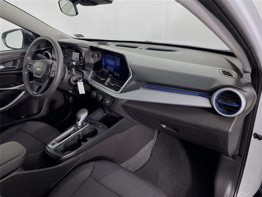 Certified 2025 Chevrolet Trax LS image 29