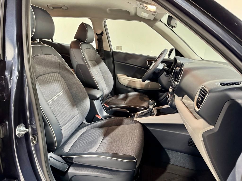 Used 2025 Hyundai Venue Limited image 24
