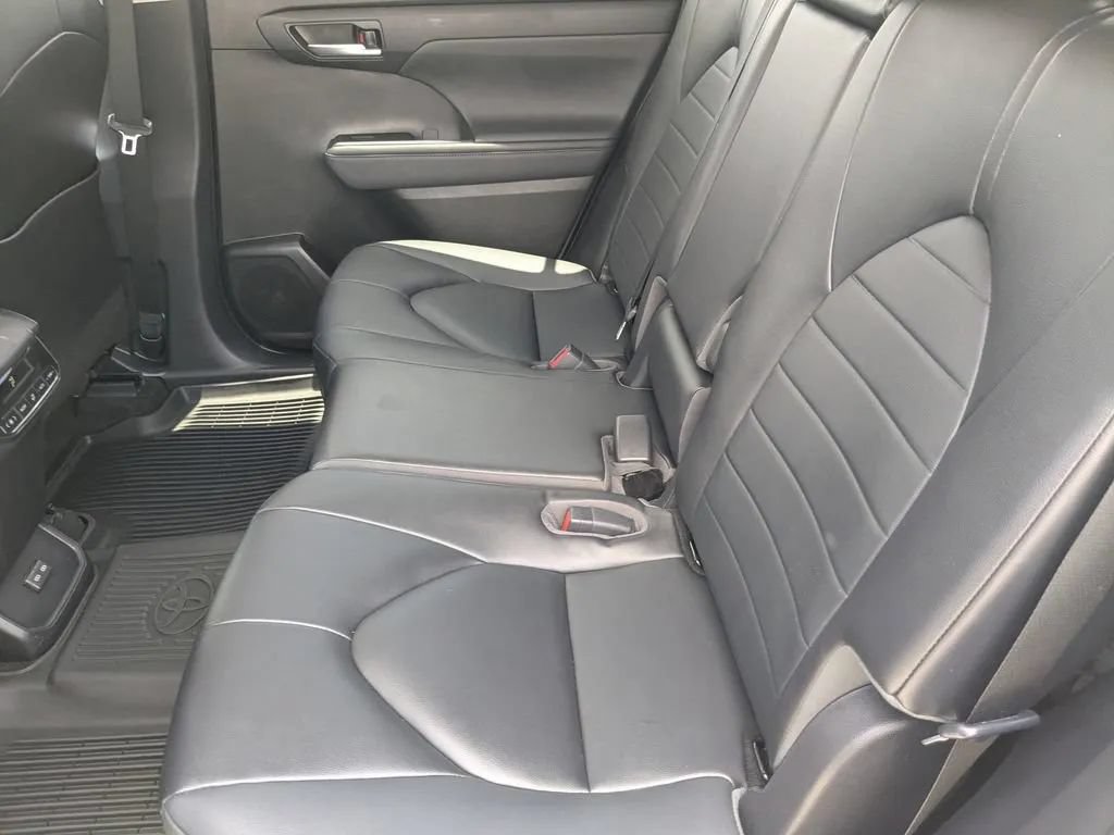 Used 2023 Toyota Highlander XLE FWD image 13
