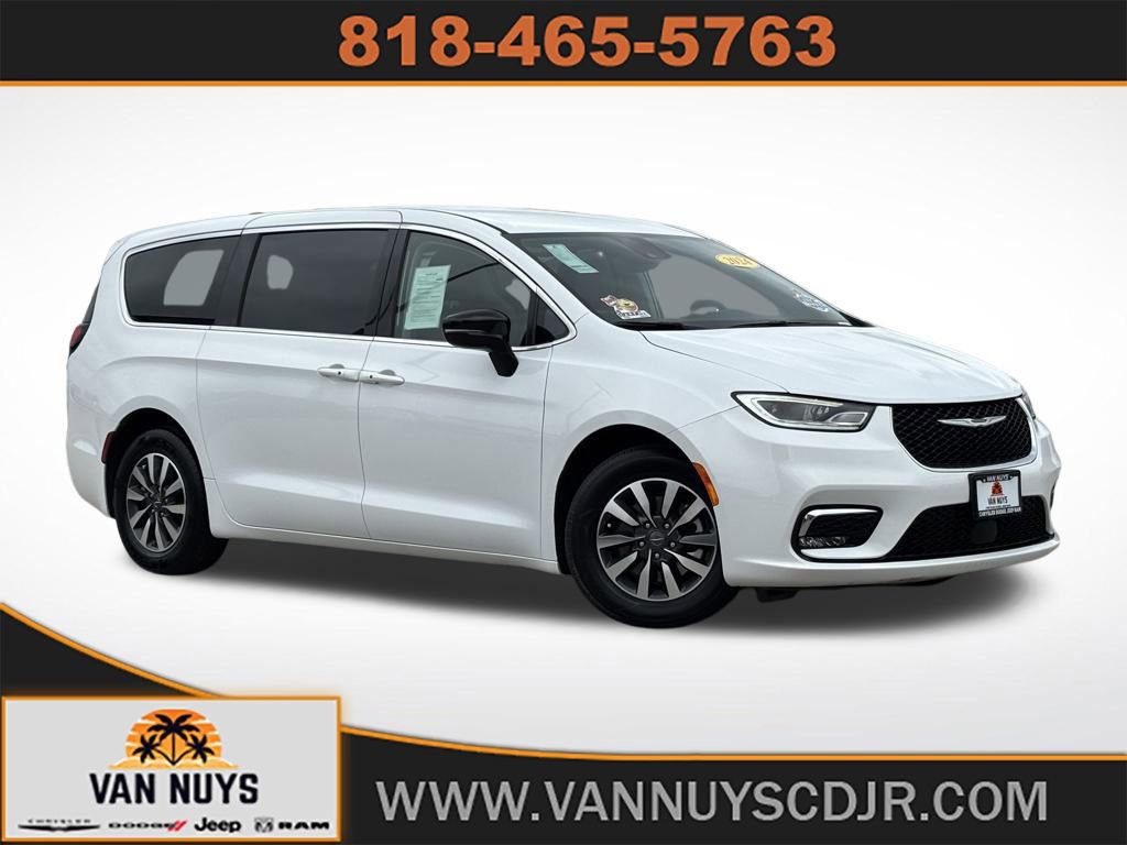 Used 2024 Chrysler Pacifica Select