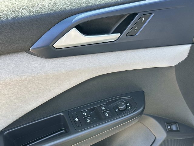 Used 2022 Volkswagen Taos SE w/ Panoramic Sunroof Package FWD image 19