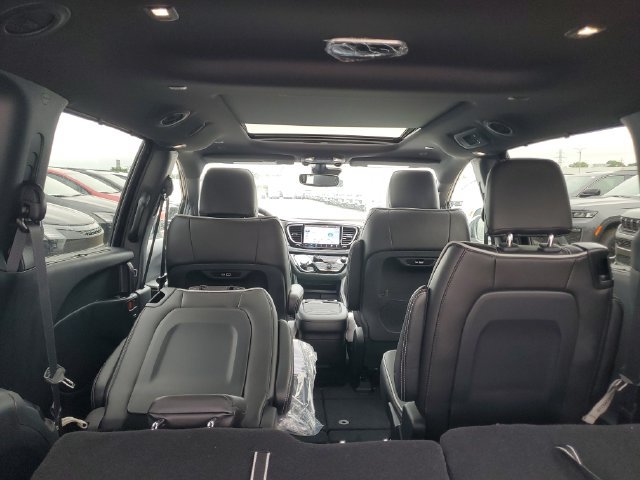 New 2027 Chrysler Pacifica Limited w/ Family Tech Group AWD/4WD image 8