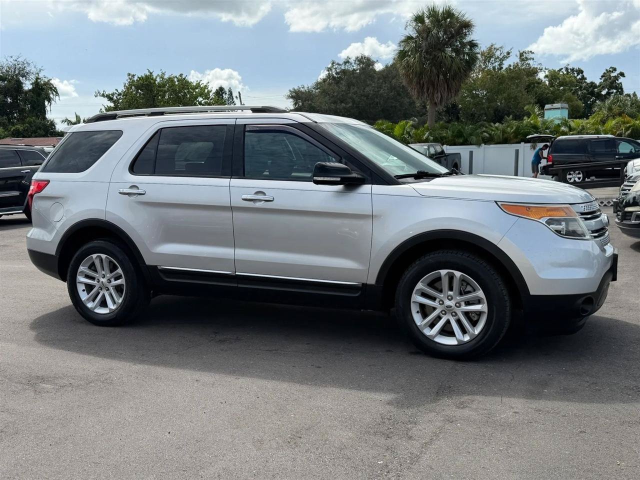 Used 2015 Ford Explorer XLT w/ Equipment Group 202B FWD image 6