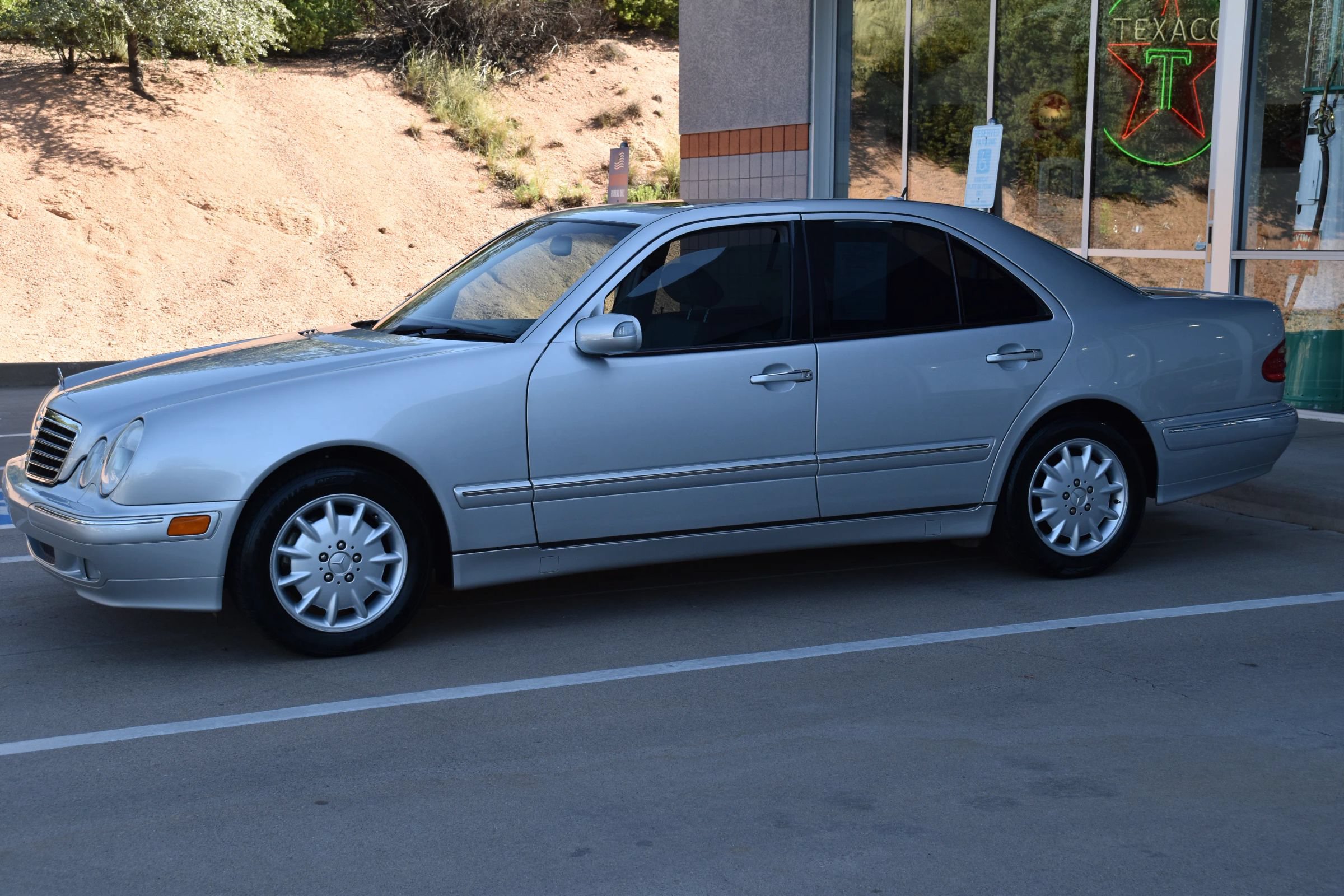 Used 2000 Mercedes-Benz E 320 Sedan image 1