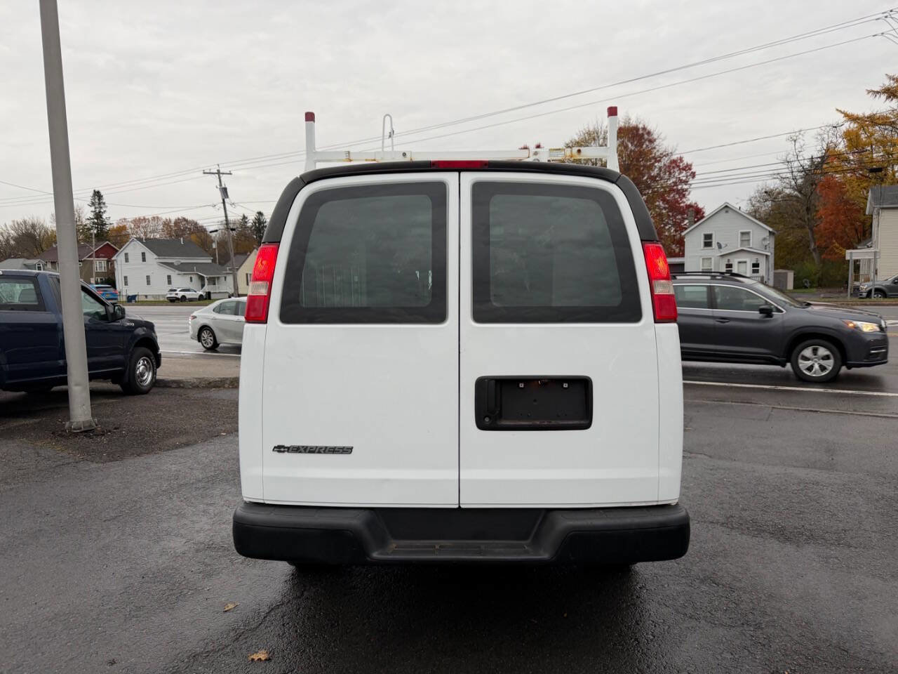 Used 2017 Chevrolet Express 2500 Extended image 4
