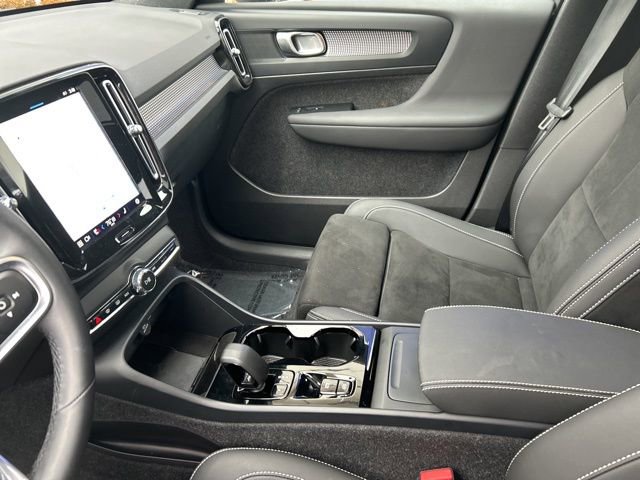 Used 2025 Volvo XC40 B5 Plus image 19