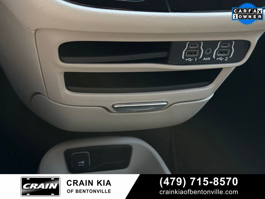 Used 2024 Chrysler Pacifica Touring-L image 19