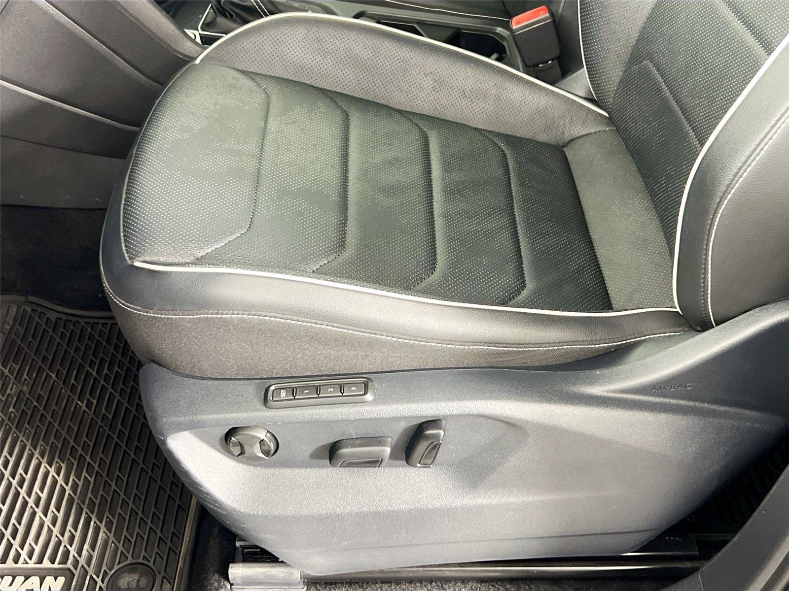 Used 2024 Volkswagen Tiguan SEL R-Line AWD/4WD image 19