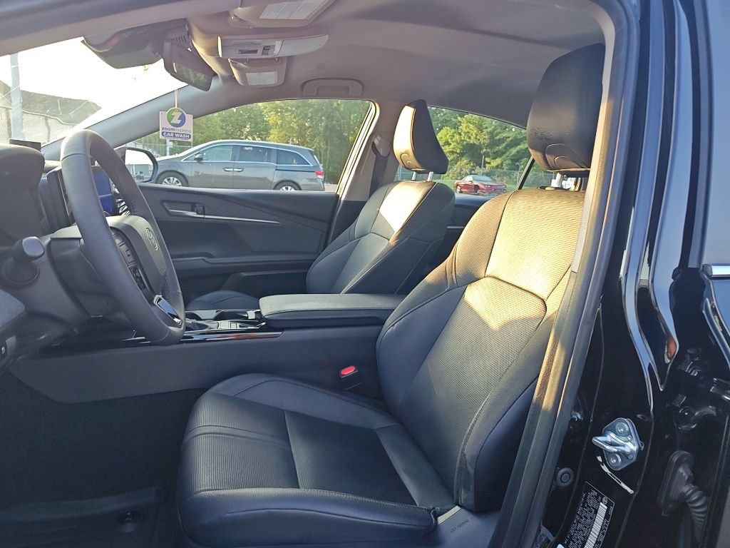 Used 2025 Toyota Camry XLE AWD/4WD image 8