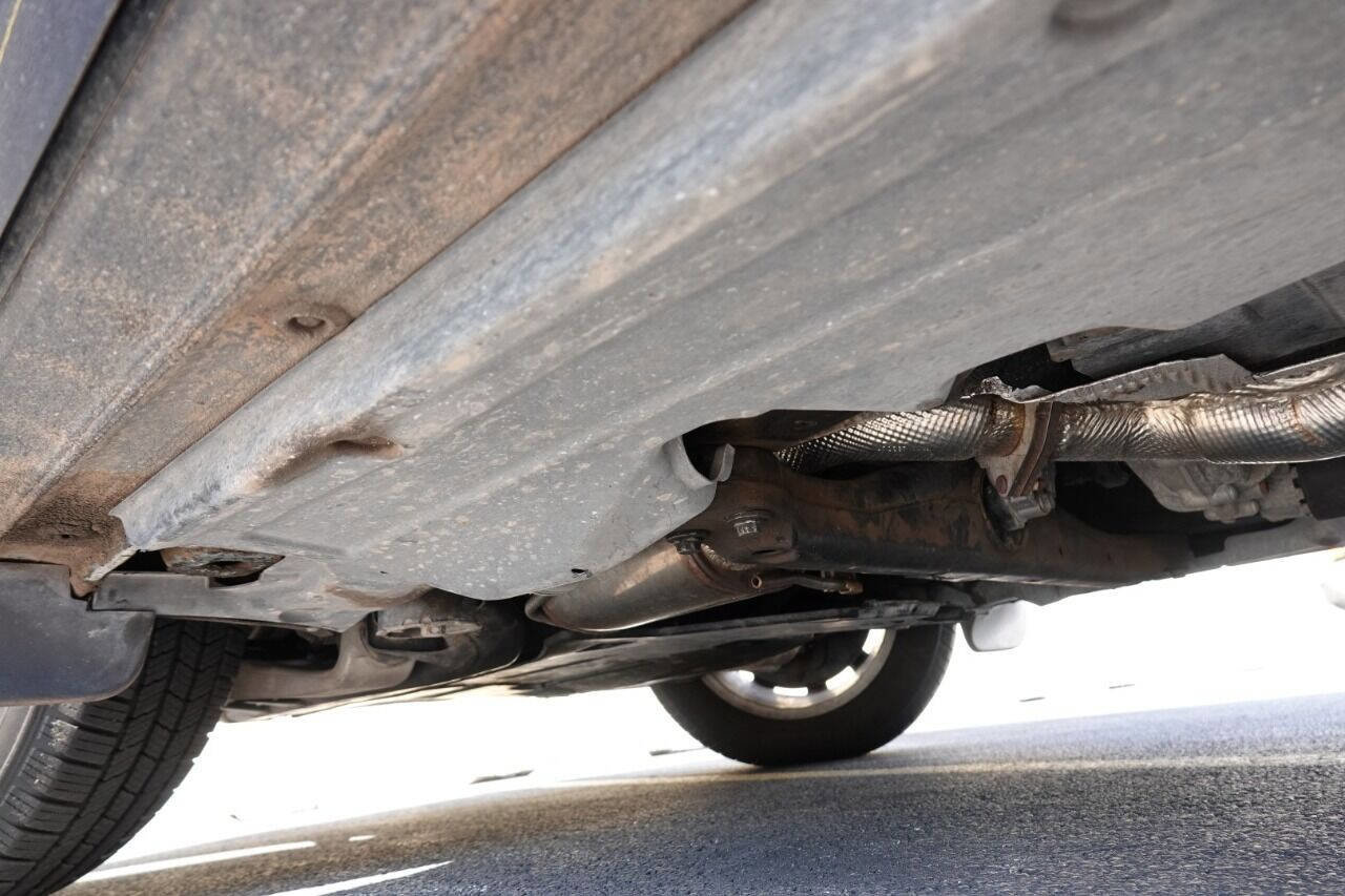 Used 2012 Volkswagen Touareg Sport image 96