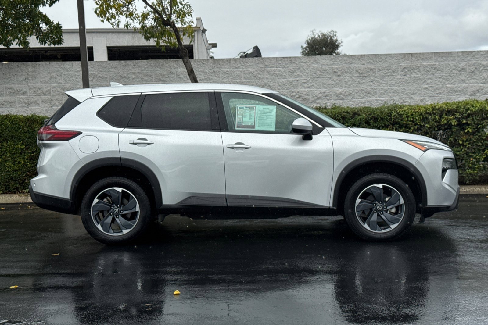 Used 2024 Nissan Rogue SV image 3