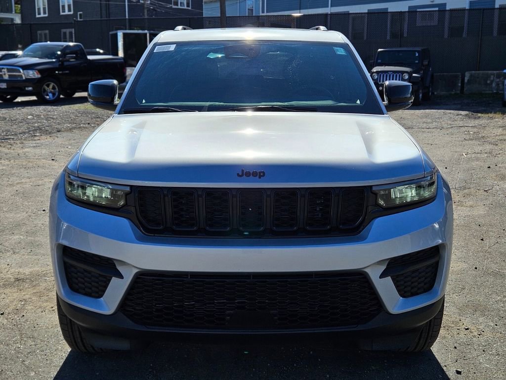 New 2025 Jeep Grand Cherokee Altitude image 8