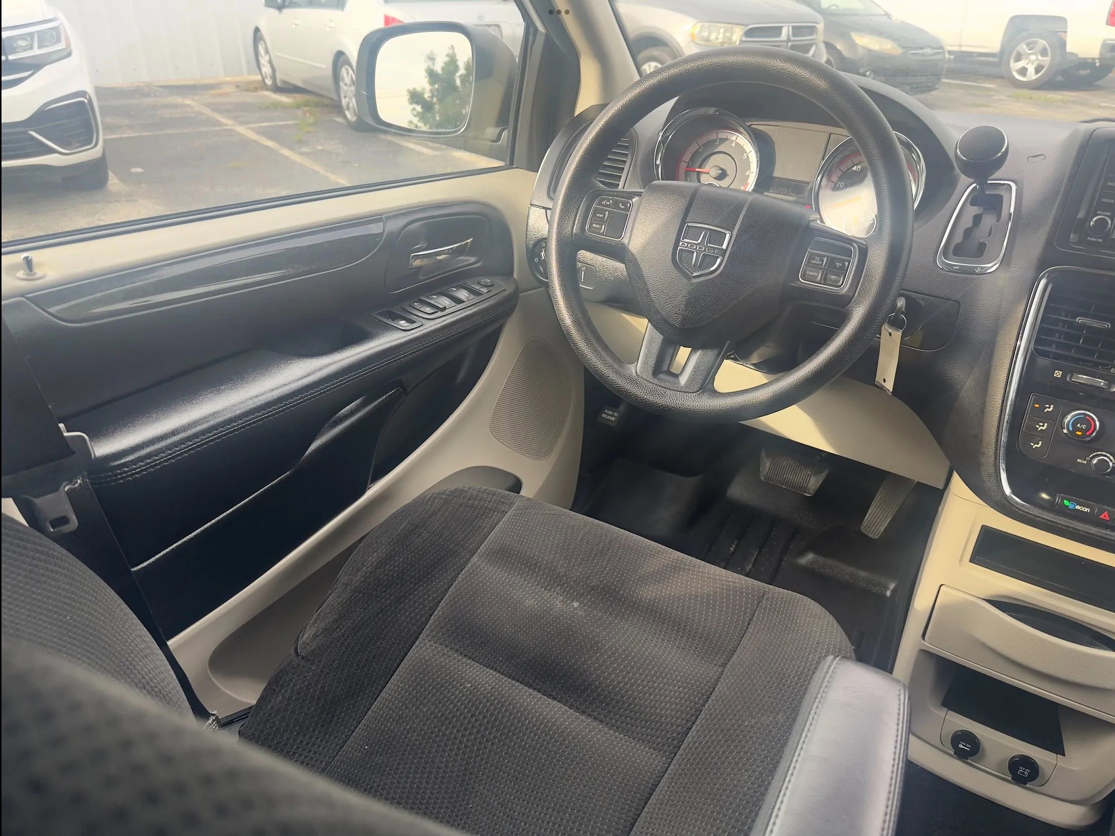 Used 2019 Dodge Grand Caravan SE w/ UConnect Hands-Free Group FWD image 19