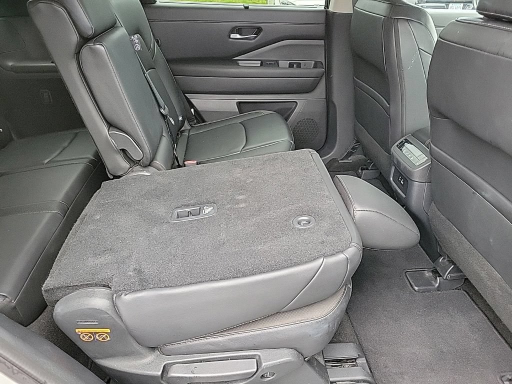 Used 2025 Nissan Pathfinder SL AWD/4WD image 15