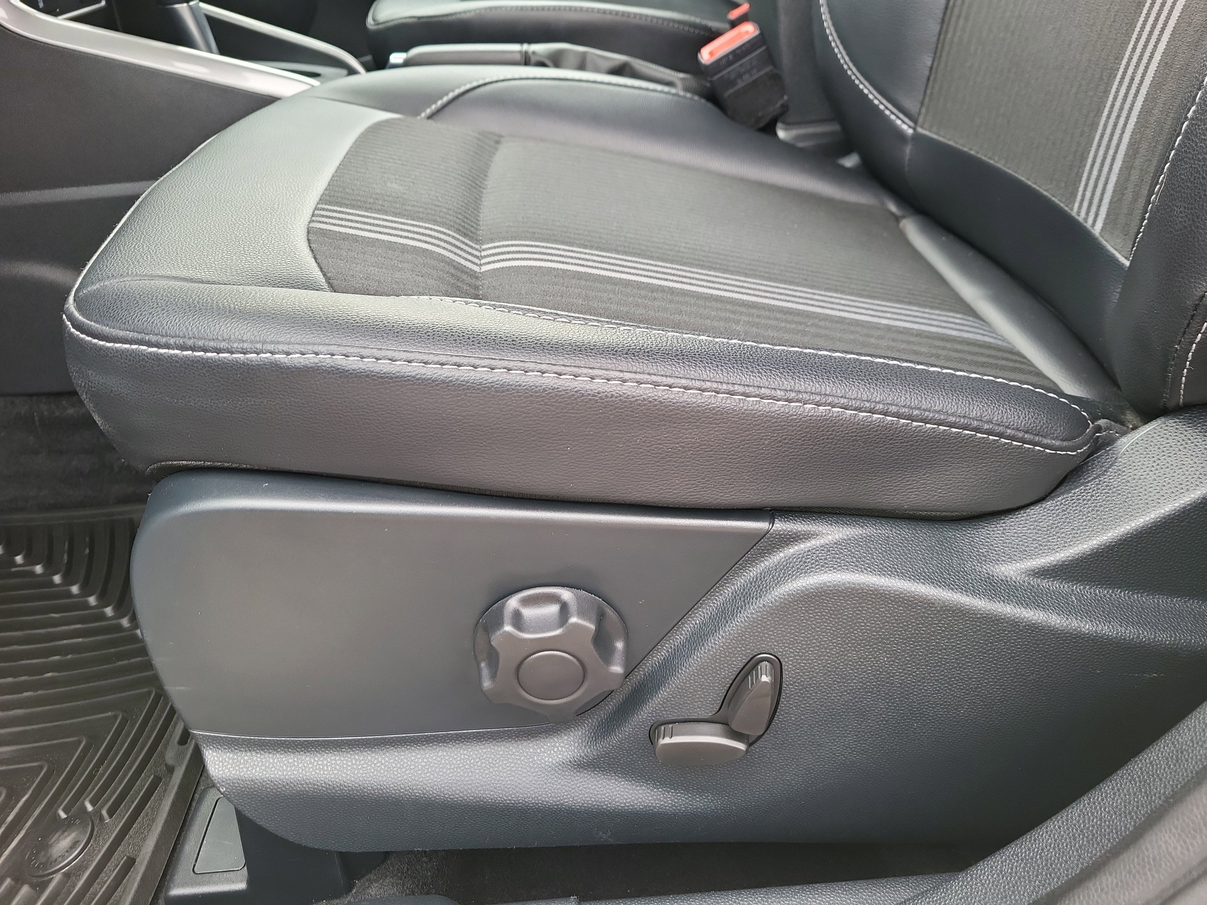 Used 2020 Ford EcoSport SES w/ SES Black Appearance Package image 8