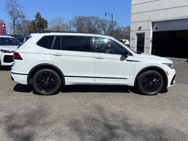 Certified 2022 Volkswagen Tiguan SE R-Line image 4