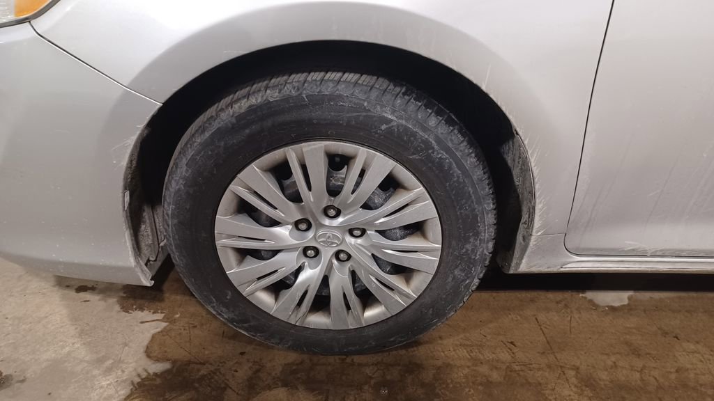 Used 2012 Toyota Camry L image 4