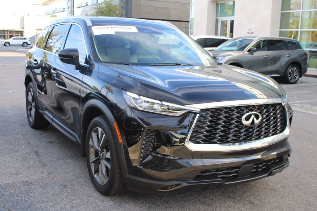 Certified 2025 INFINITI QX60 Luxe image 3