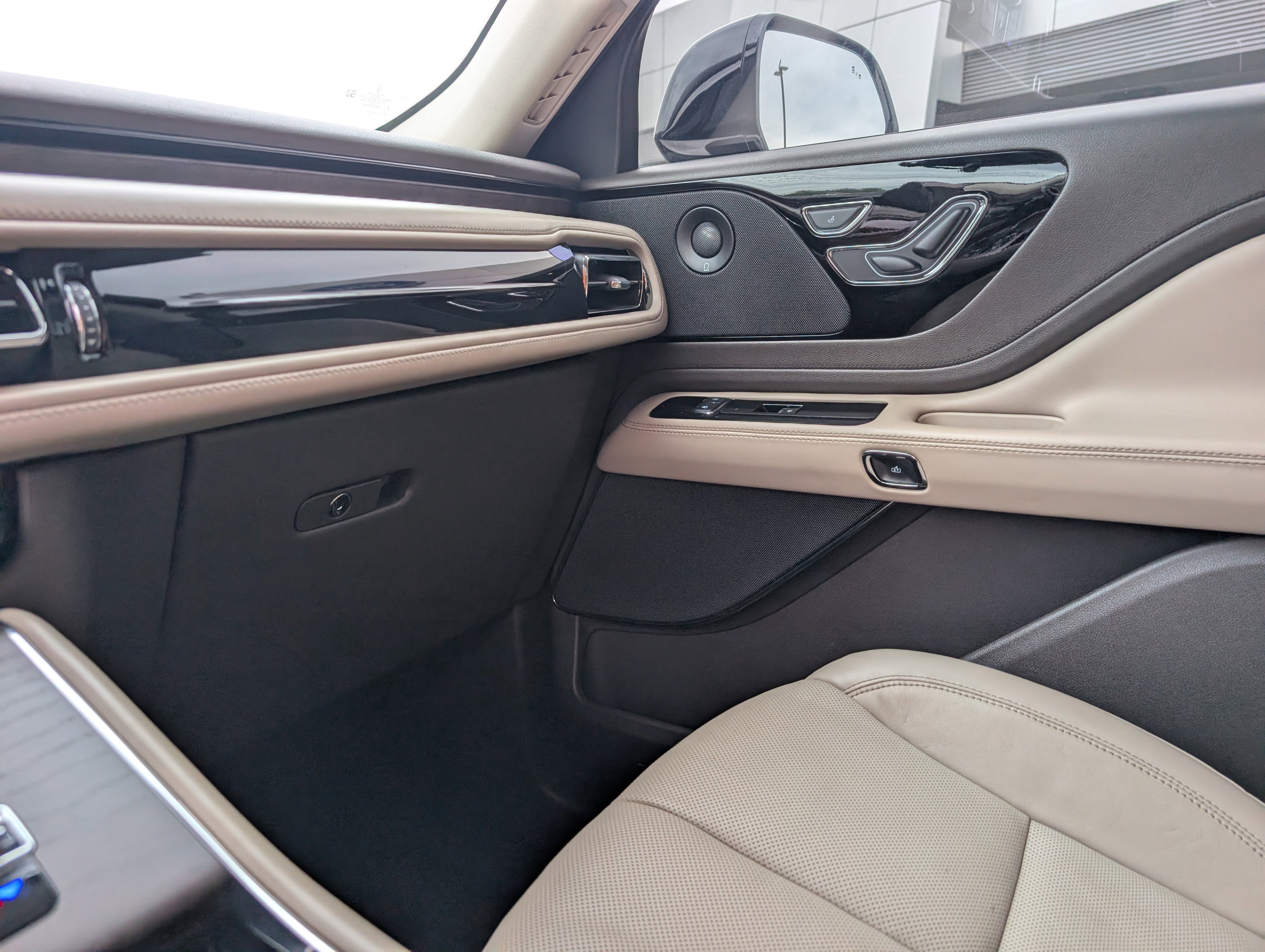 Used 2021 Lincoln Aviator Reserve w/ Elements Package Plus RWD image 32
