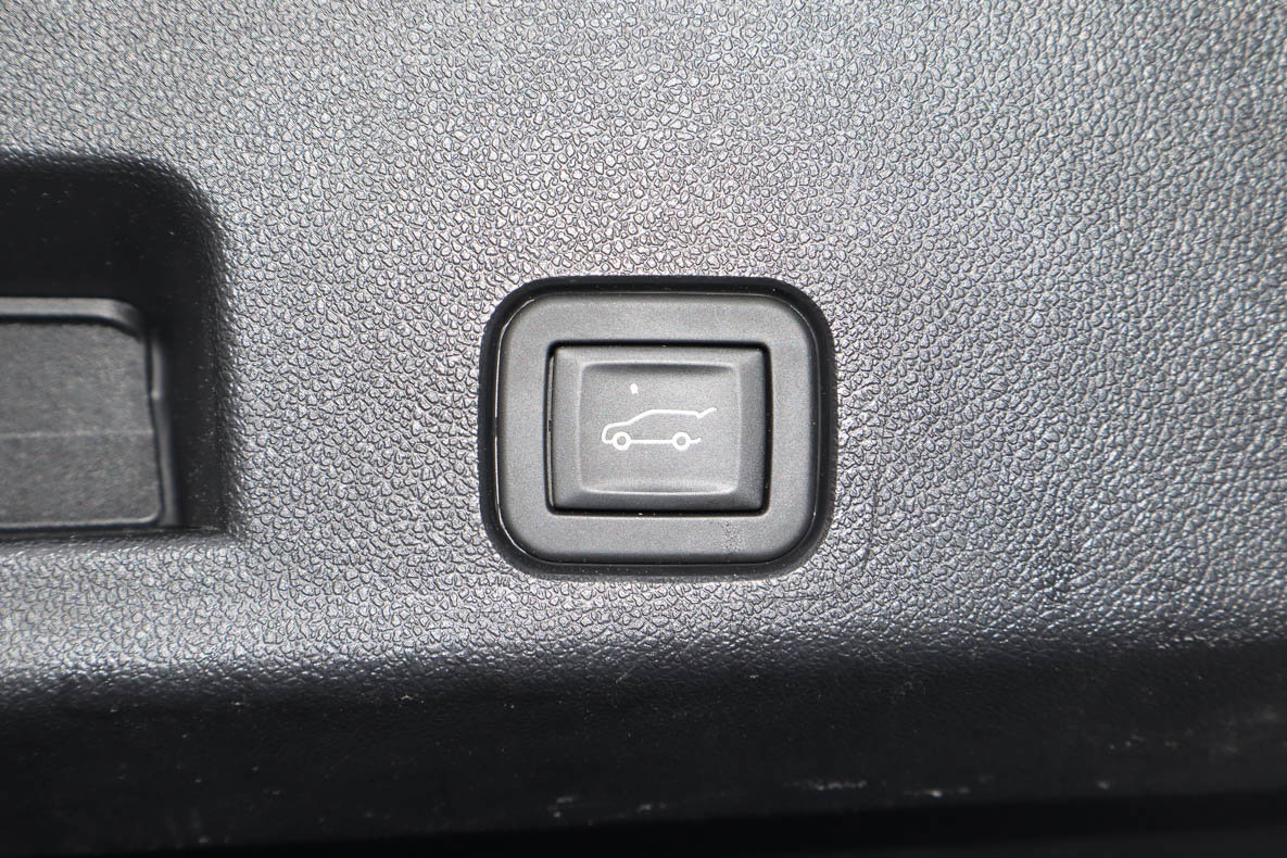 Used 2025 Chevrolet Traverse LT FWD image 19