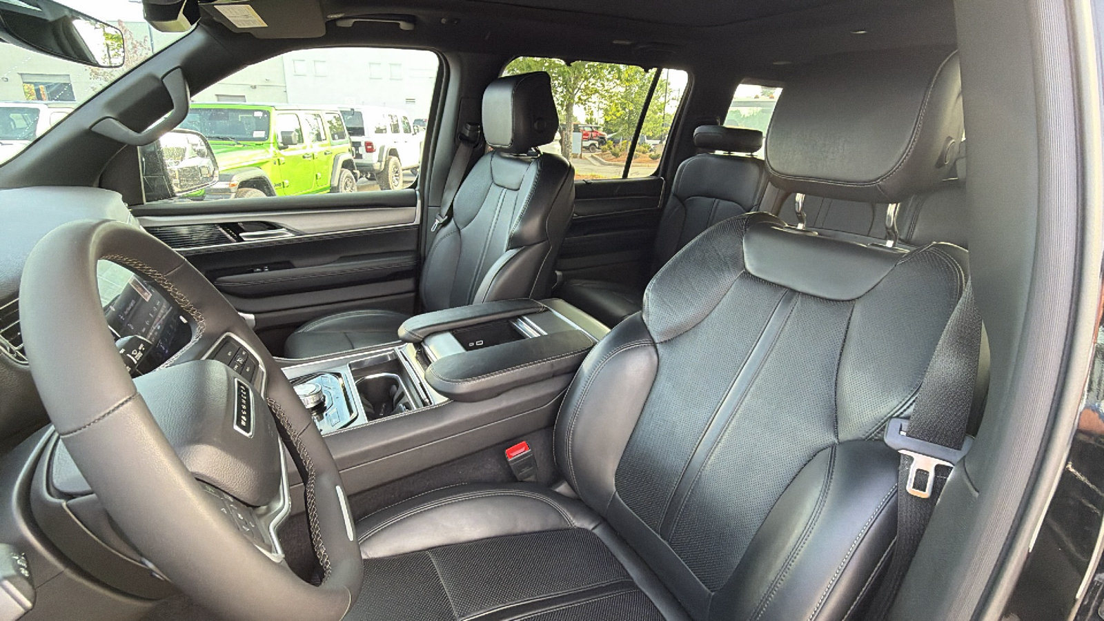 Used 2025 Jeep Wagoneer 4WD w/ Convenience Group I image 18