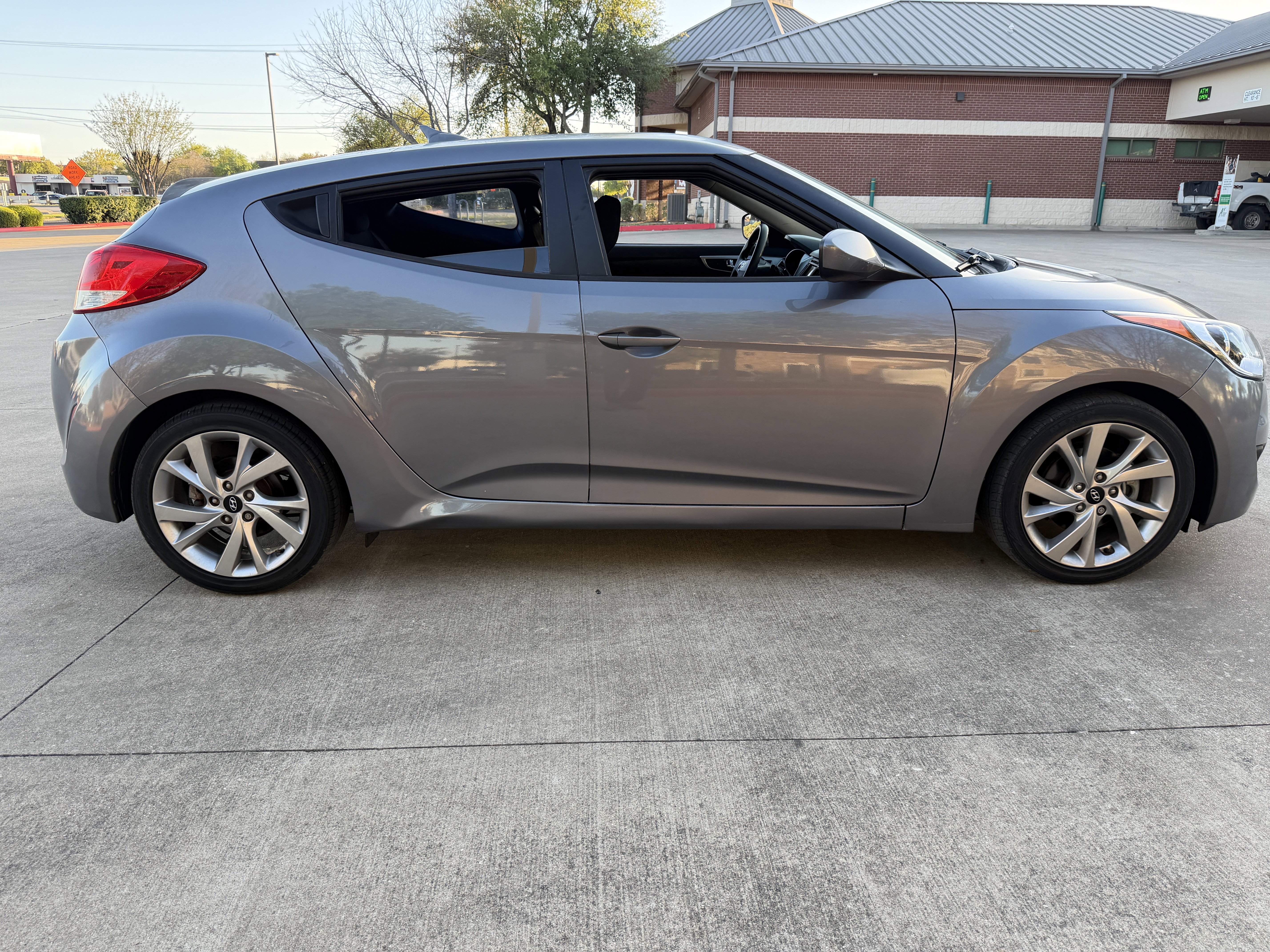 Used 2016 Hyundai Veloster 3dr Cpe Man image 8