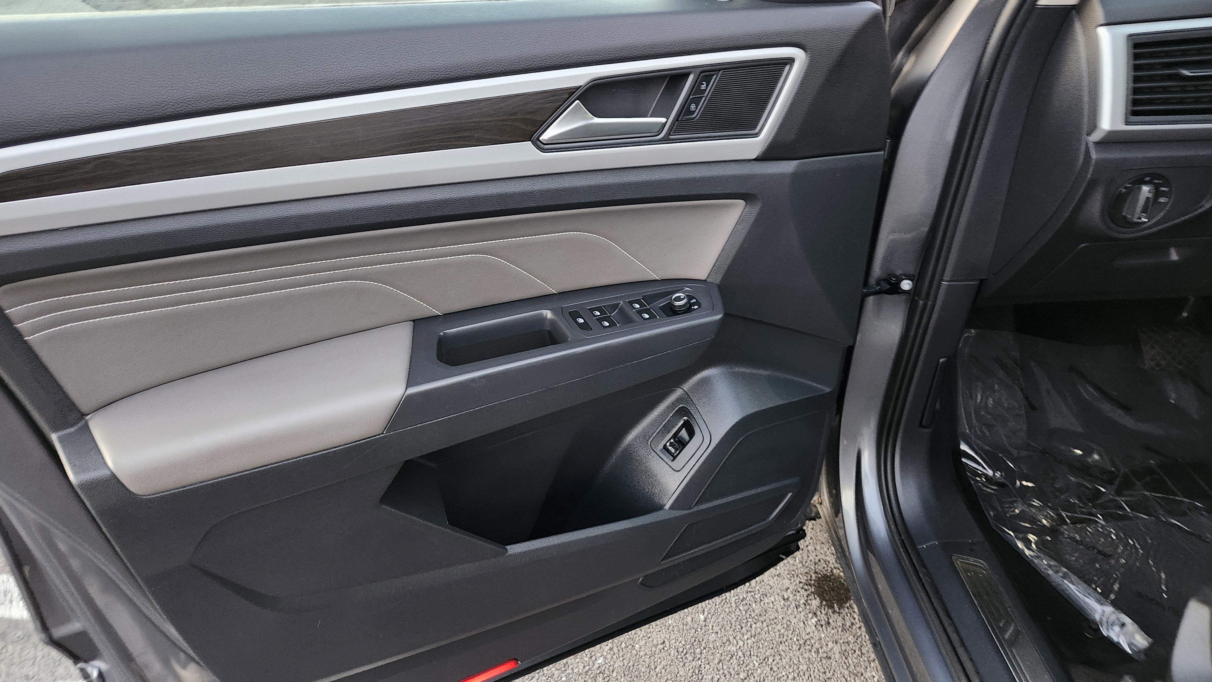 Used 2021 Volkswagen Atlas SE w/ Panoramic Sunroof Package image 28