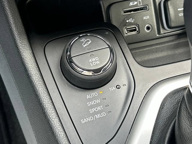 Used 2016 Jeep Cherokee Limited w/ Luxury Group AWD/4WD image 57