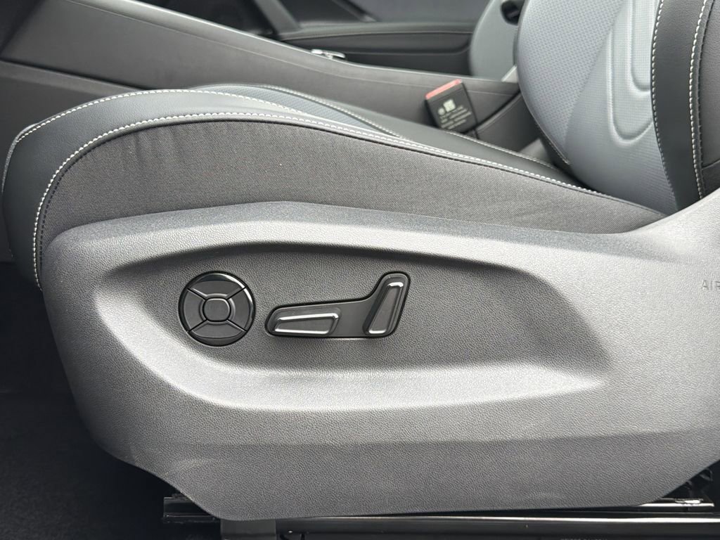 New 2026 Volkswagen Tiguan SE R-Line FWD image 24