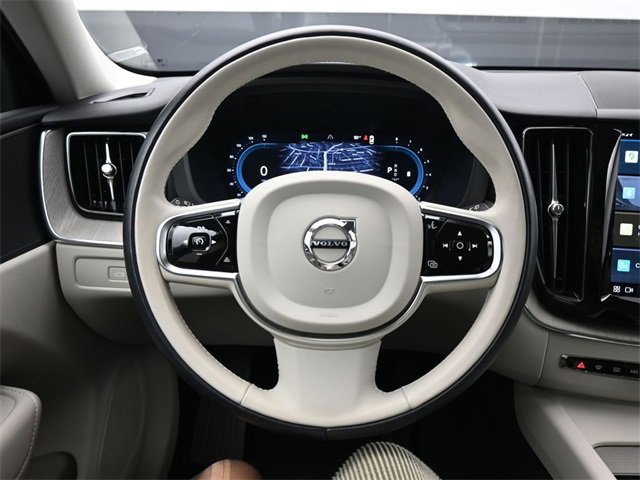Used 2023 Volvo XC60 B5 Plus image 29