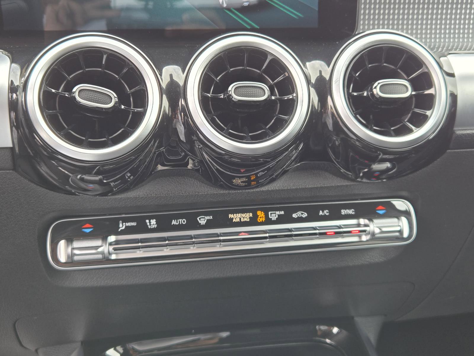 Used 2022 Mercedes-Benz GLB 250 4MATIC w/ Premium Package Lite image 12