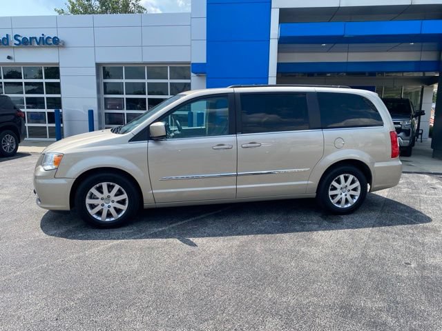 Used 2013 Chrysler Town & Country Touring FWD image 2