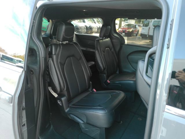 Used 2025 Chrysler Pacifica Select image 25