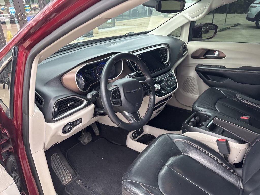 Used 2017 Chrysler Pacifica Touring-L w/ Tire & Wheel Group FWD image 9