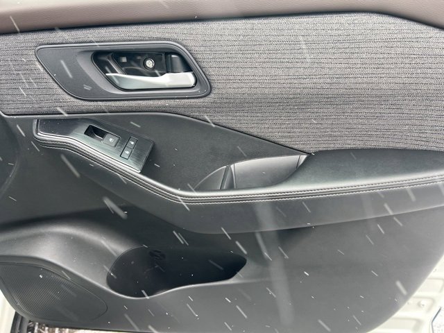 Used 2023 Nissan Rogue SV image 31