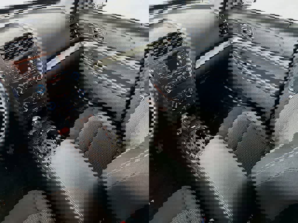 Used 2019 Ford Explorer XLT image 11