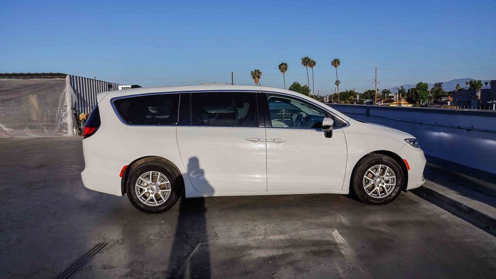 Used 2023 Chrysler Pacifica Touring-L FWD image 13