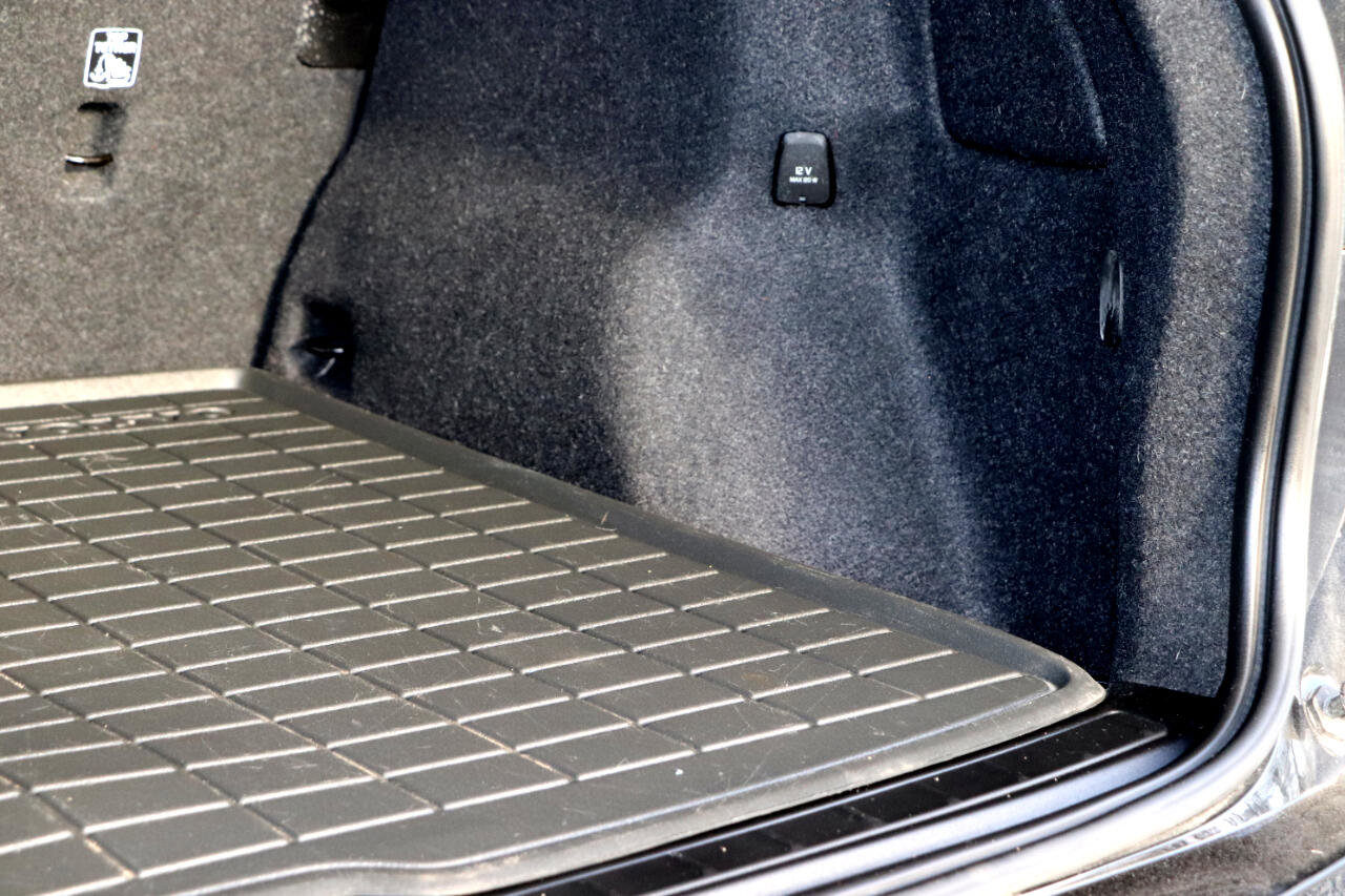 Used 2022 Volvo XC40 P8 Recharge Plus image 9