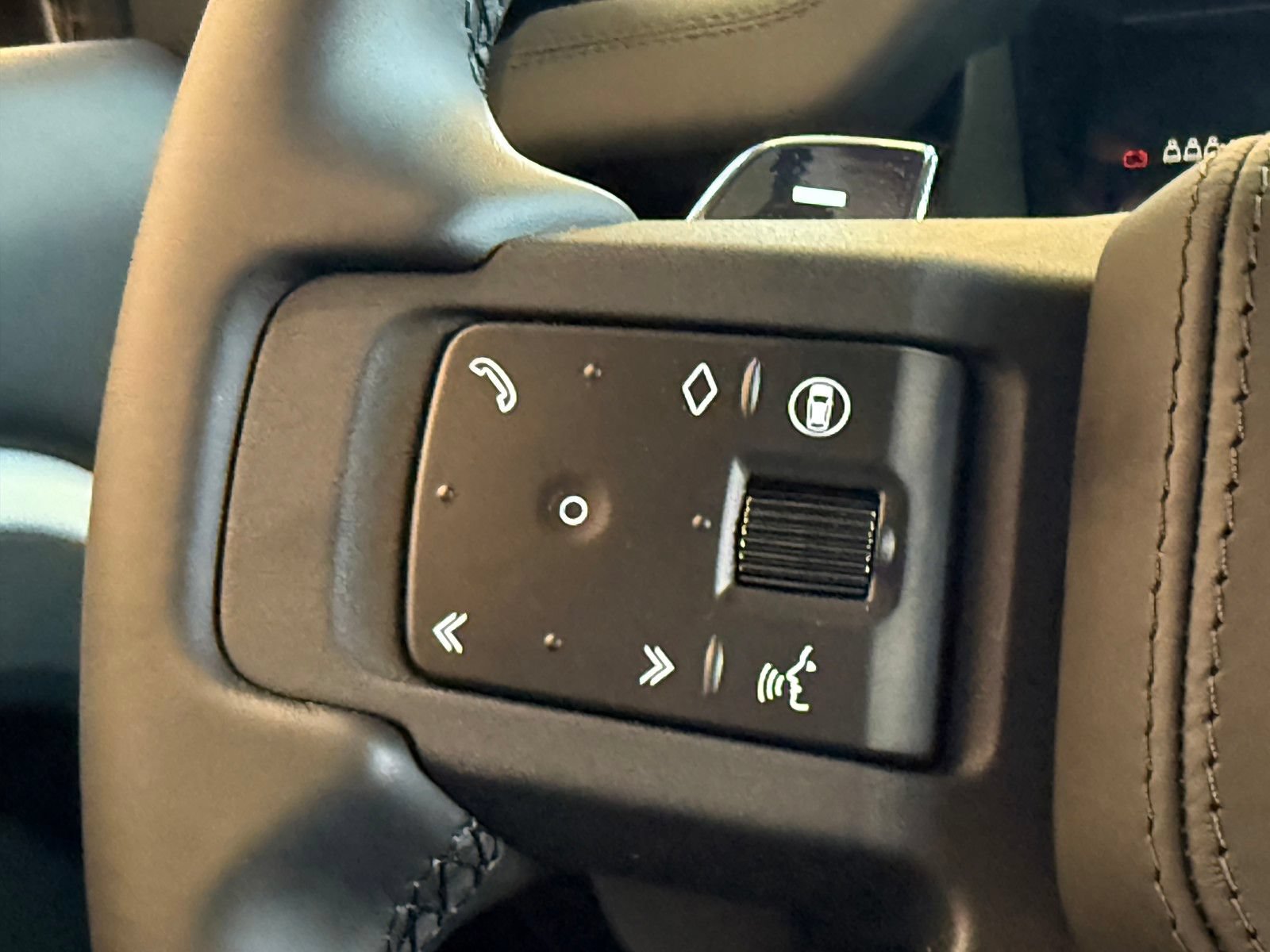 New 2026 Land Rover Defender 110 OCTA AWD/4WD image 11