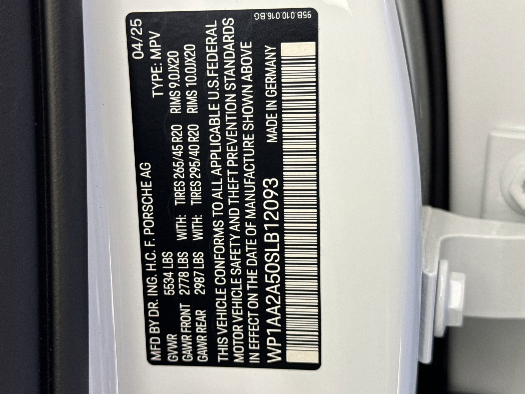 Certified 2025 Porsche Macan image 31