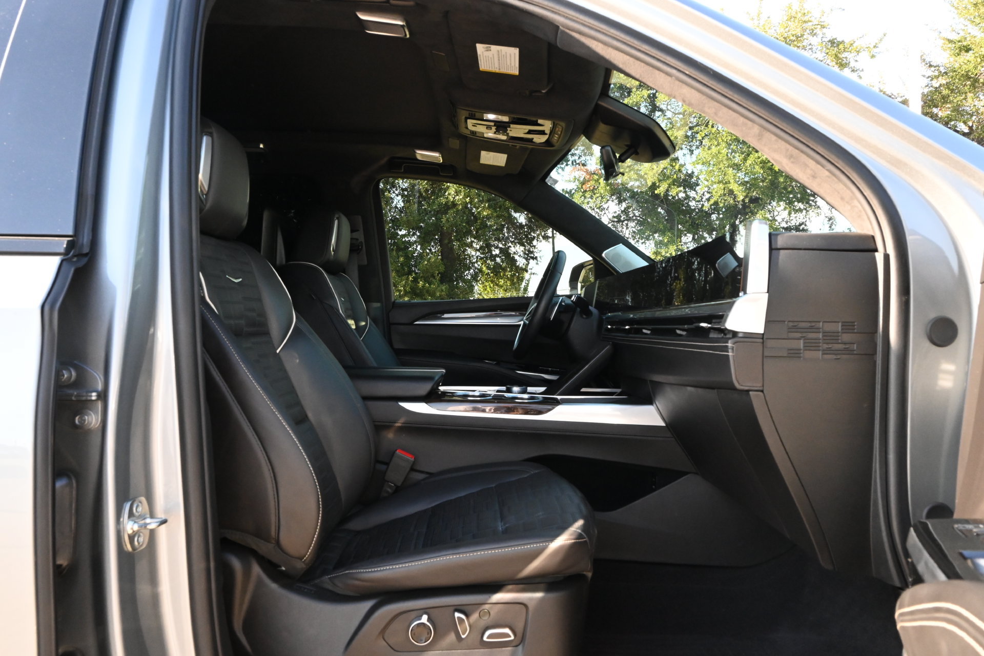 Certified 2025 Cadillac Escalade Sport Platinum w/ LPO, ONYX Package AWD/4WD image 24
