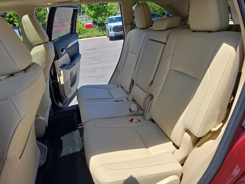 Certified 2019 Toyota Highlander XLE AWD/4WD image 16
