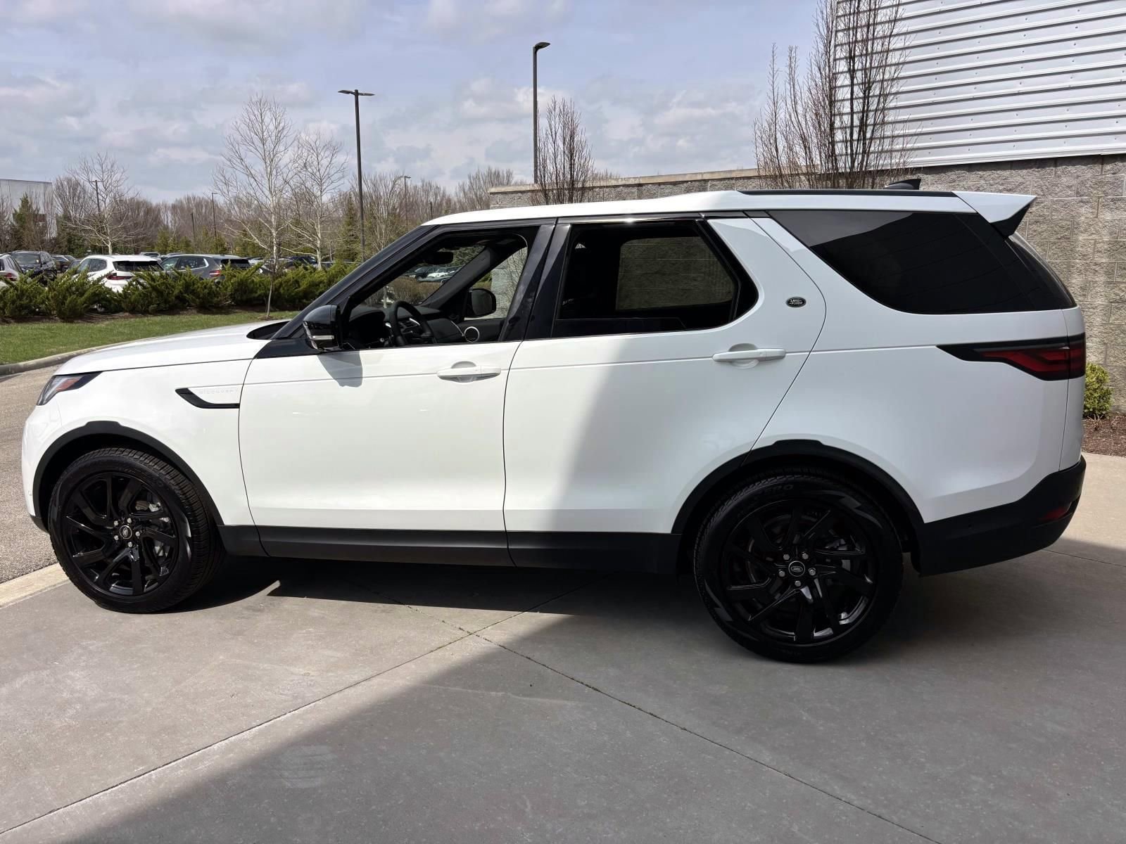 Used 2025 Land Rover Discovery S AWD/4WD image 8
