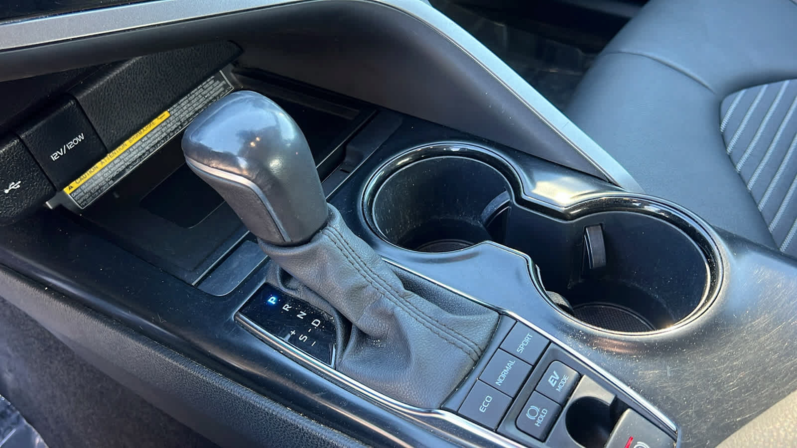 Used 2020 Toyota Camry SE w/ Sunroof Package FWD image 13