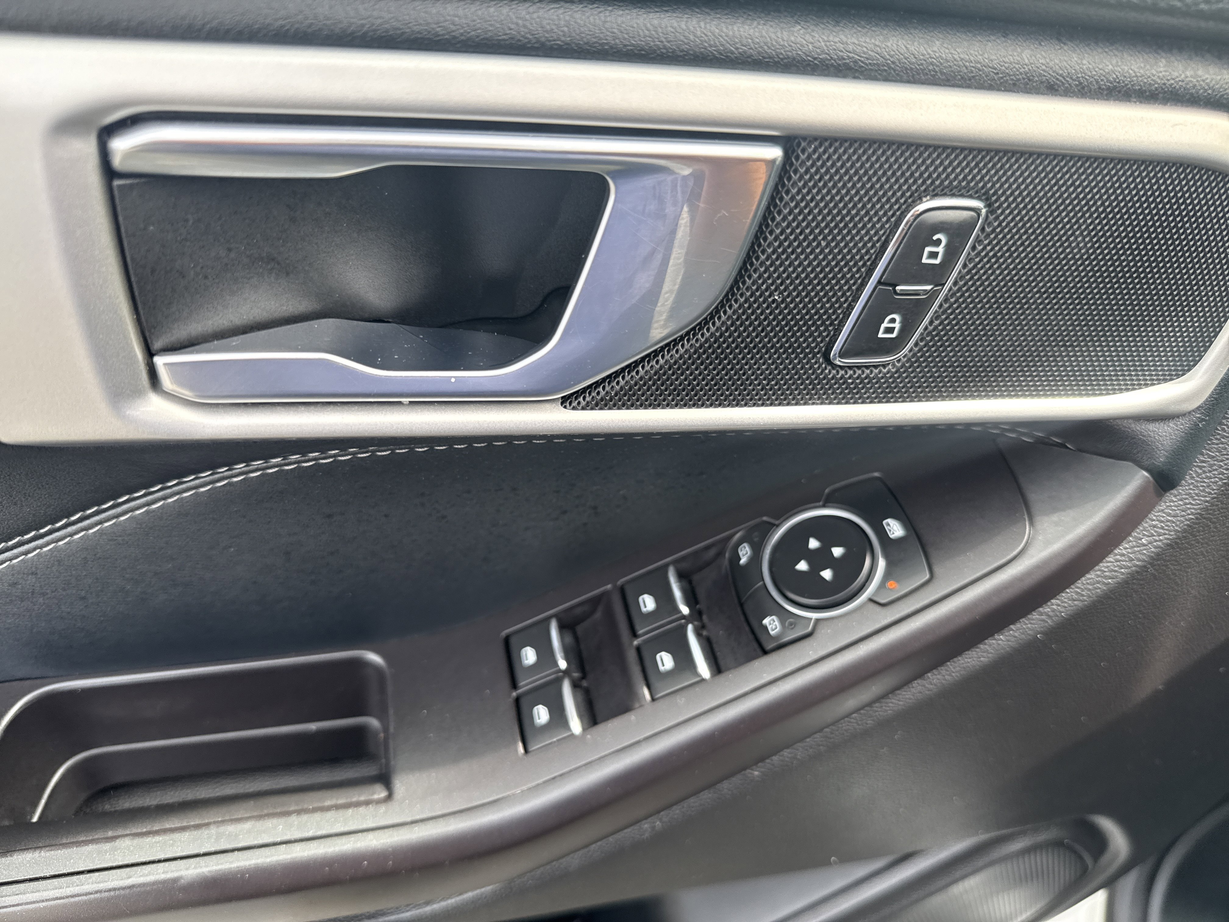 Used 2020 Ford Explorer XLT w/ Equipment Group 202A AWD/4WD image 13