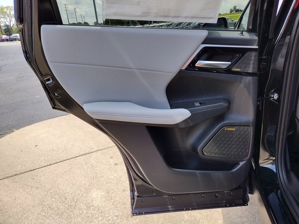 New 2025 Mitsubishi Outlander SE image 30