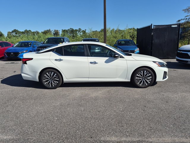 Used 2025 Nissan Altima 2.5 SV FWD image 4