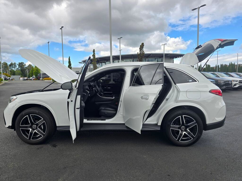 Used 2025 Mercedes-Benz GLC 350e 4MATIC w/ AMG Line image 11