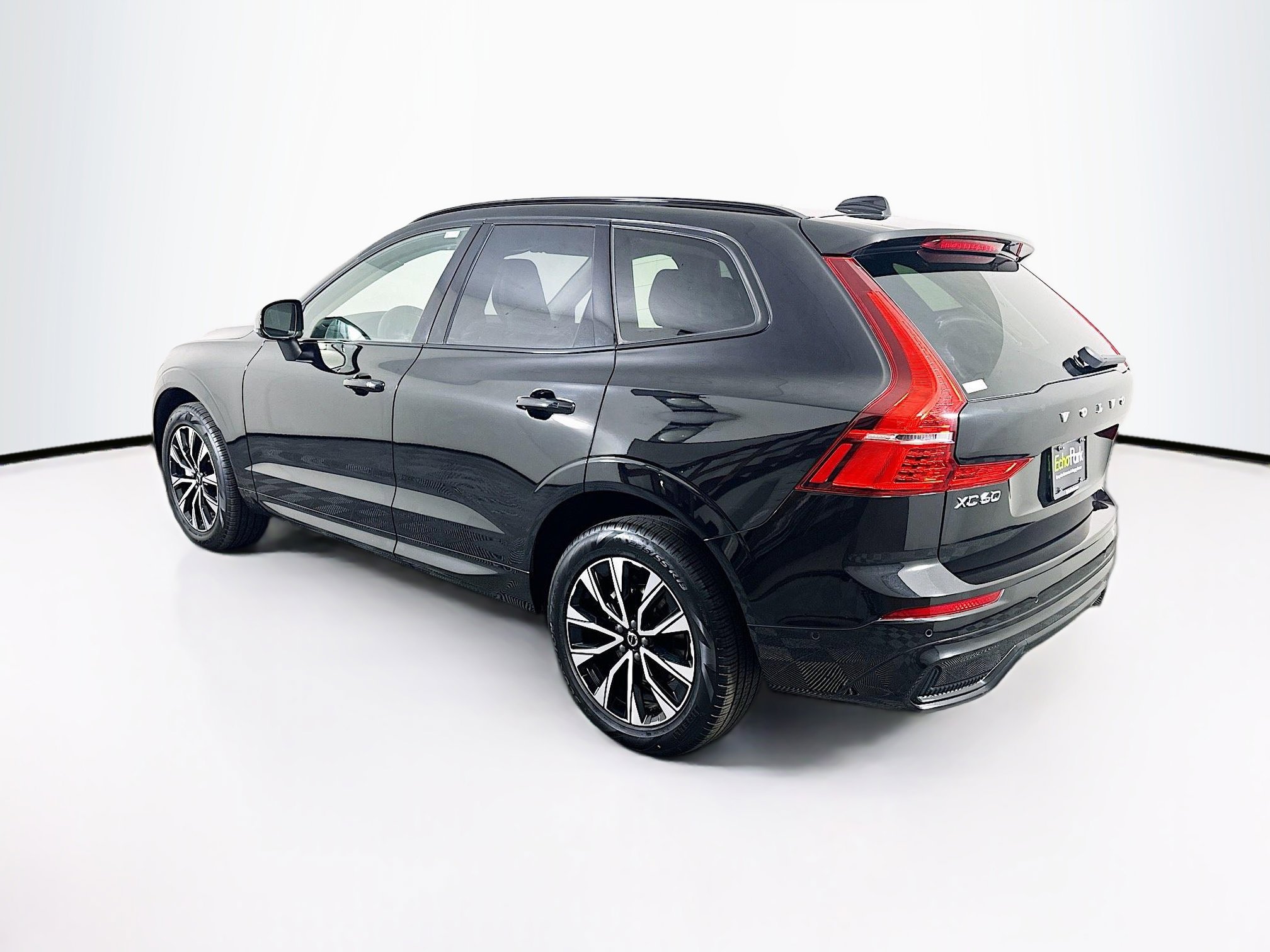 Used 2025 Volvo XC60 B5 Plus w/ Climate Package image 5