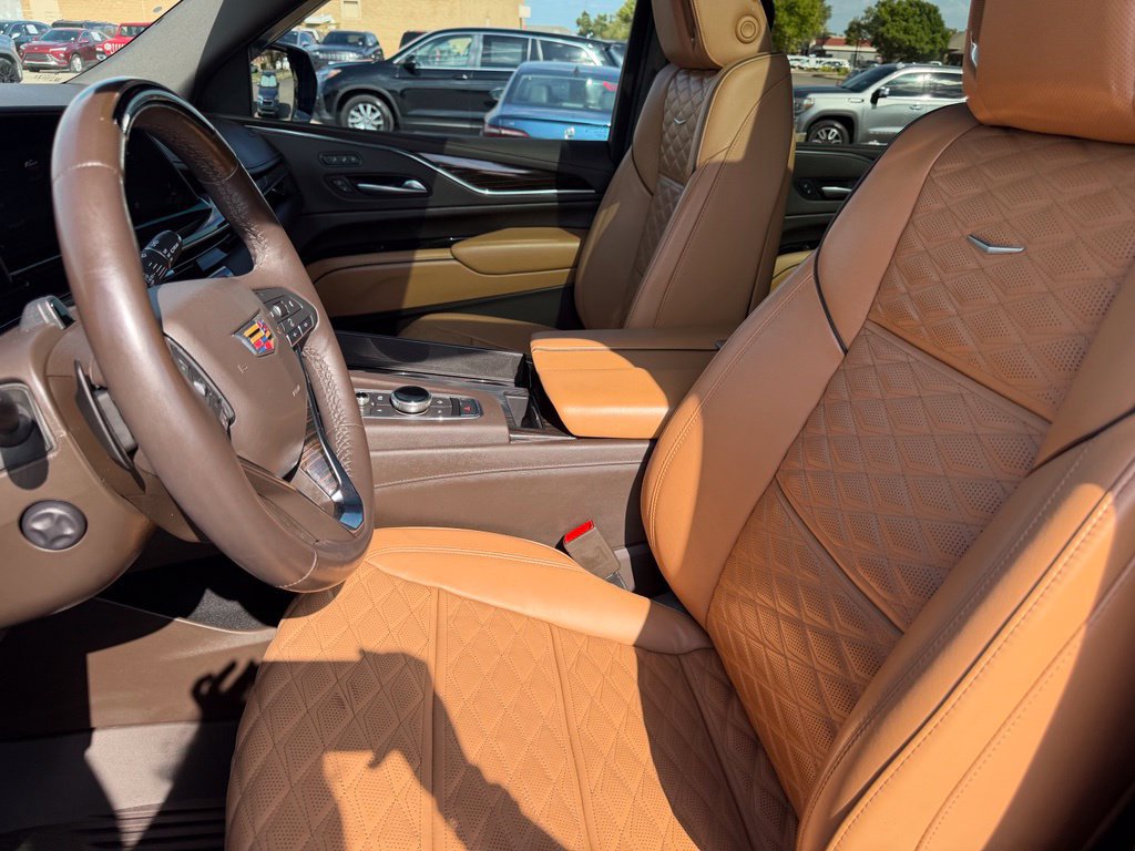 Used 2024 Cadillac Escalade Premium Luxury AWD/4WD image 30
